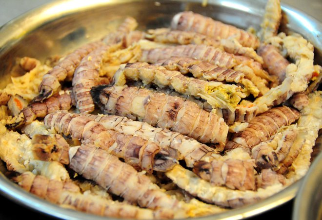 “Nhân vật chính” của tô bún là những con bề bề được bóc vỏ và tỉa sạch sau khi hấp. Bề bề được chọn là loại còn tươi sống. Bằng bí quyết của mình, bề bề hấp của các đầu bếp Sài Gòn luôn có vị ngọt và mang đậm hương vị biển. “Nhân vật chính” của tô bún là những con bề bề được bóc vỏ và tỉa sạch sau khi hấp. Bề bề được chọn là loại còn tươi sống. Bằng bí quyết của mình, bề bề hấp của các đầu bếp Sài Gòn luôn có vị ngọt và mang đậm hương vị biển.